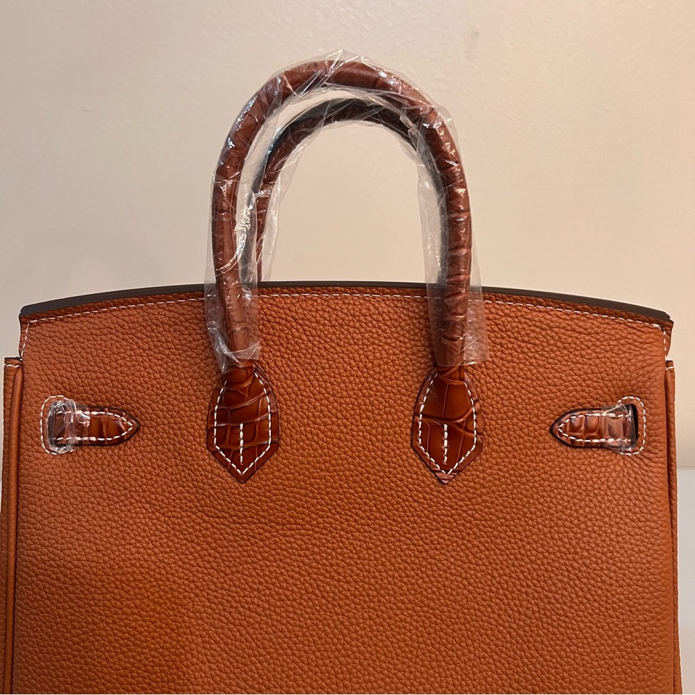 25 cm genuine Togo leather featuring an embossed crocodile print. - Picture 10 of 11
